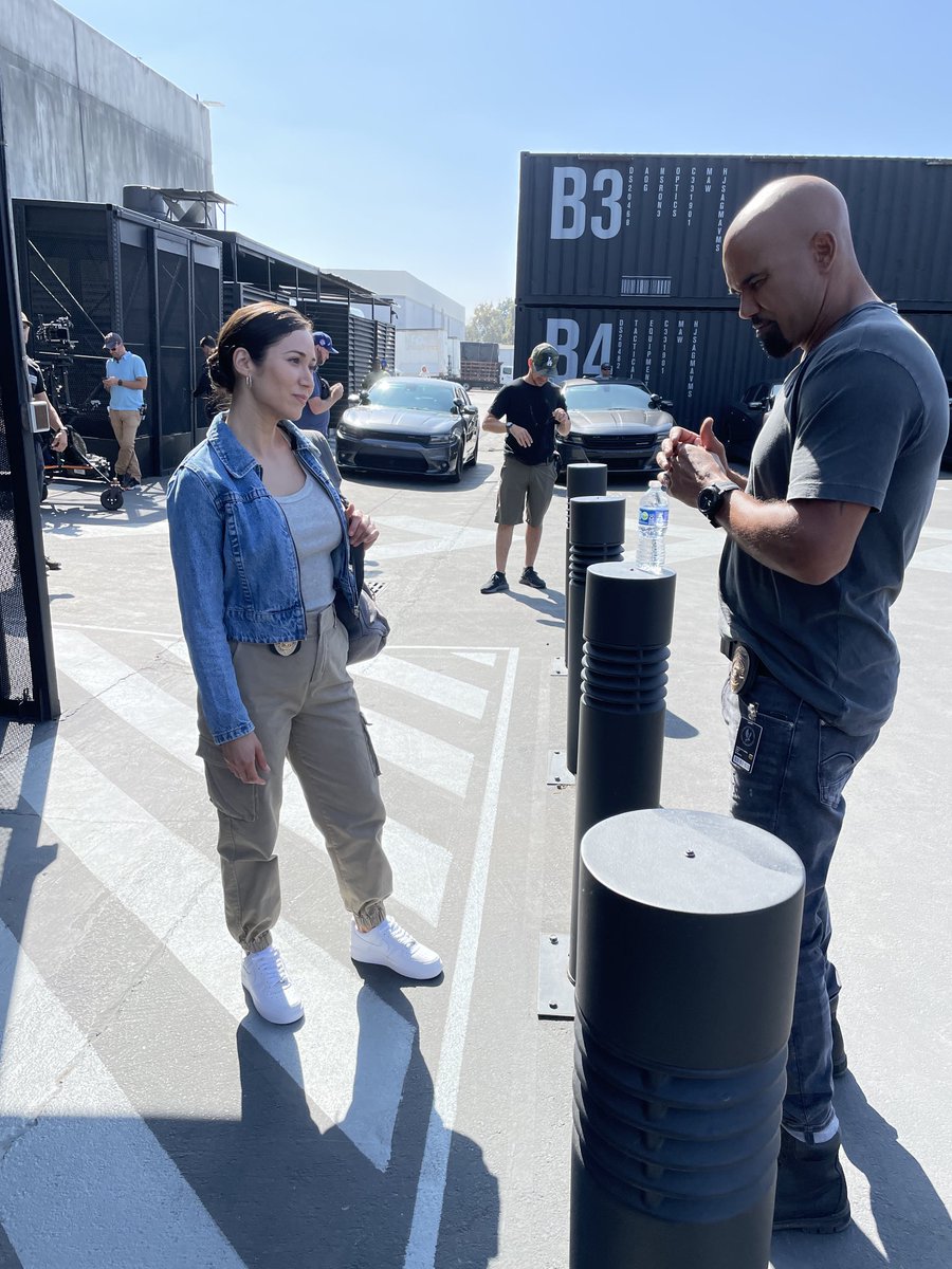 More #SWAT 6x09 BTS. The day ⁦<a href="/shemarmoore/">Shemar Moore</a>⁩ was telling ⁦<a href="/BrigitteKali/">Brigitte Kali Canales</a>⁩ something important. Find out what this Friday, #swatfans