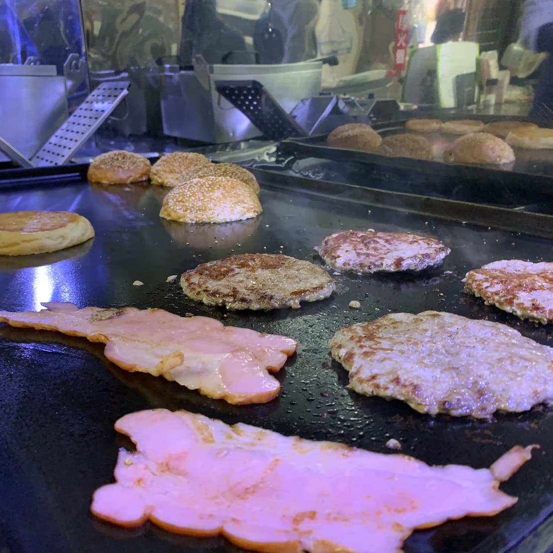 bobsburger2022's tweet photo. おはようございます
今朝も相変わらず寒い塘路駅前です
昨日は沢山のお客様ありがとうございます。
本日も店主のボブが皆様のお越しをお待ちしております
もうすぐ11時オープンです
#ボブズバーガー
#ハンバーガー
#bobsburger
#shibecha
#Bob https://t.co/W4tmJozLHI