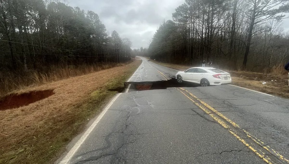 GAFollowers's tweet photo. A car fell into the road in Athens yesterday. Luckily no one was injured. https://t.co/62SsPVIvQT