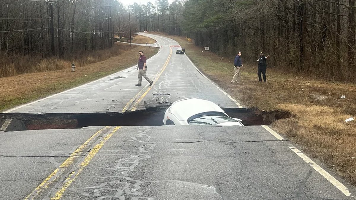 GAFollowers's tweet photo. A car fell into the road in Athens yesterday. Luckily no one was injured. https://t.co/62SsPVIvQT
