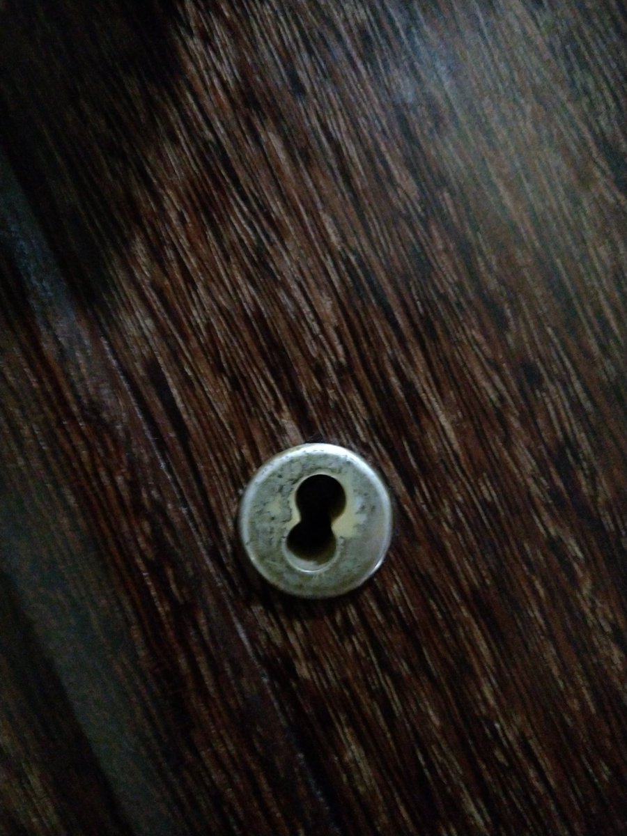 assiraL37's tweet photo. Acabei de notar que a fechadura do meu armário parece o olho do espreitador. Tô com medo.
Qualquer semelhança é mera coincidência.
#OrdemParanormal
#Desconjuração
#DeMedo https://t.co/37jUcEHMH5