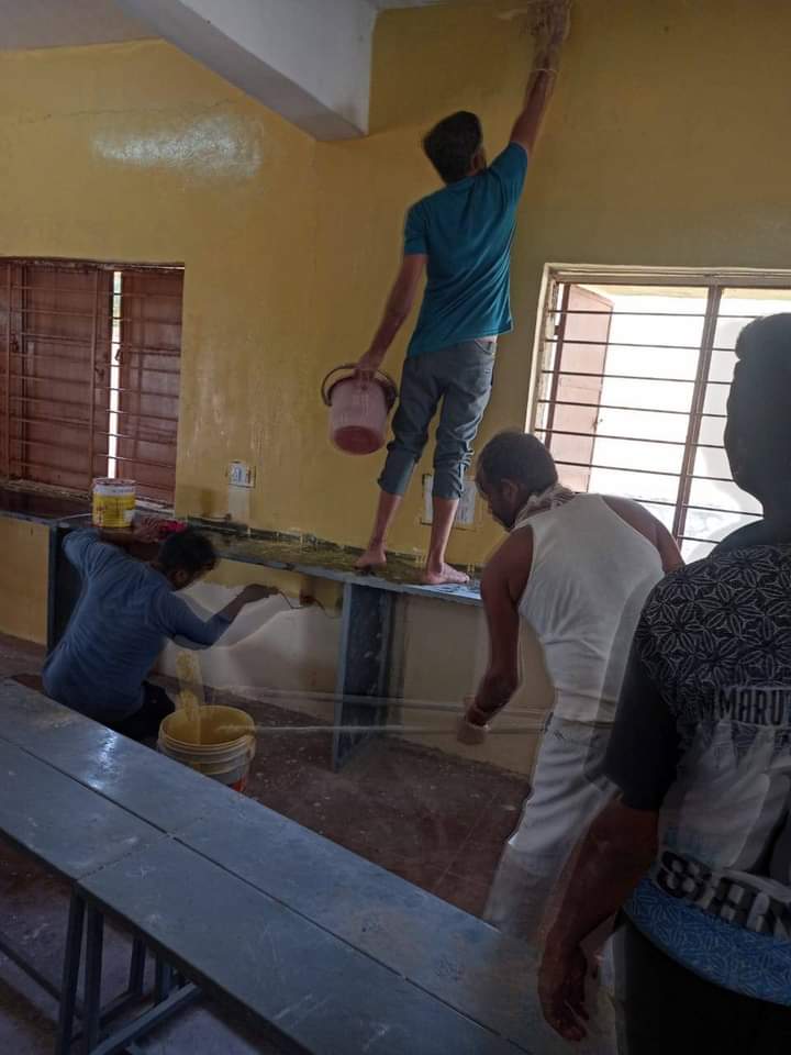 yuva_brigade's tweet image. #ScienceLab
#YuvaBrigade team at Gadag painted a Govt High School to establish a Science Lab. The cleaning and painting drive is the first step.