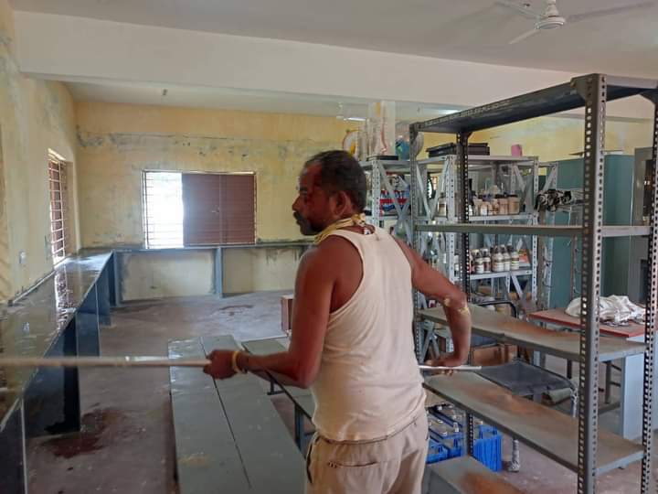 yuva_brigade's tweet image. #ScienceLab
#YuvaBrigade team at Gadag painted a Govt High School to establish a Science Lab. The cleaning and painting drive is the first step.