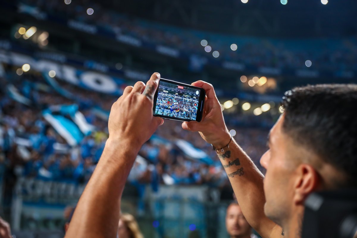 Gremio's tweet photo. Guardando está noite para sempre 📲💙 

Boa noite, gremistada! 💤

📸: @lucasuebel | Grêmio FBPA https://t.co/4UVU7f0Uus