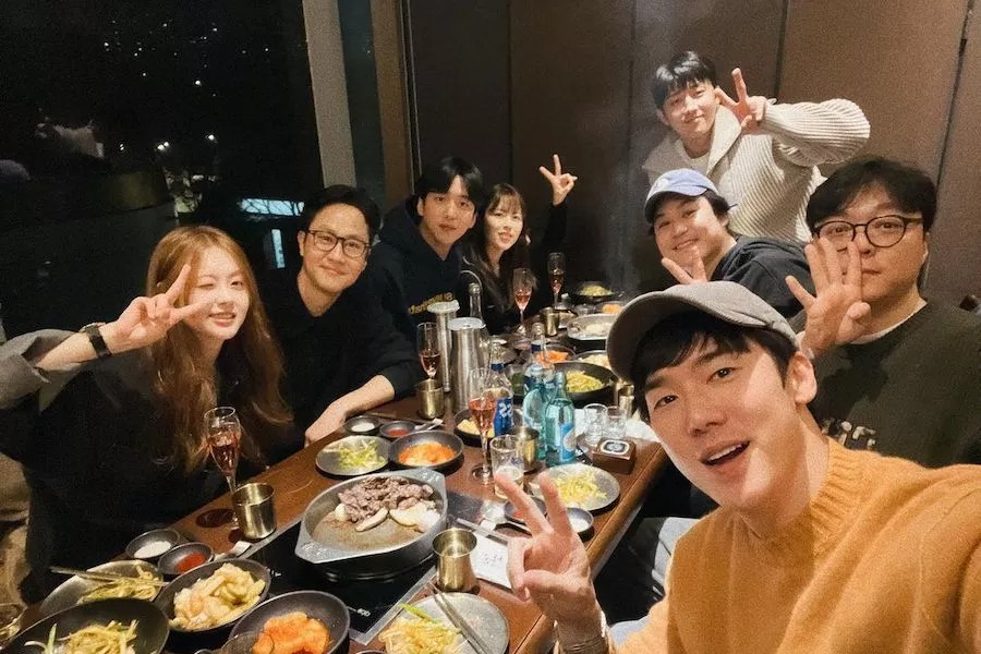 SoompiSpanish's tweet image. El elenco y director de “#Reply1994” se reúnen para celebrar el décimo aniversario del drama
soompi.com/es/article/538…