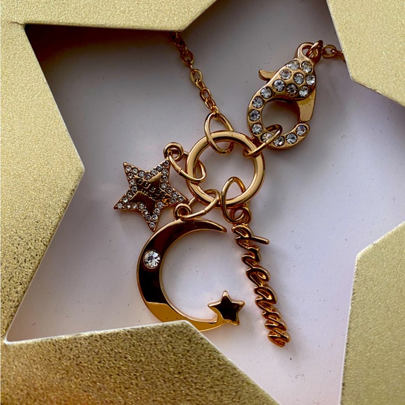 Weflip4u's tweet photo. So good I had to share! Check out all the items I'm loving on @Poshmarkapp from @brtvaughanibou2 #poshmark #fashion #style #shopmycloset #guess #botkier: https://t.co/CHwK1VSlnI https://t.co/EyK5EJp47B