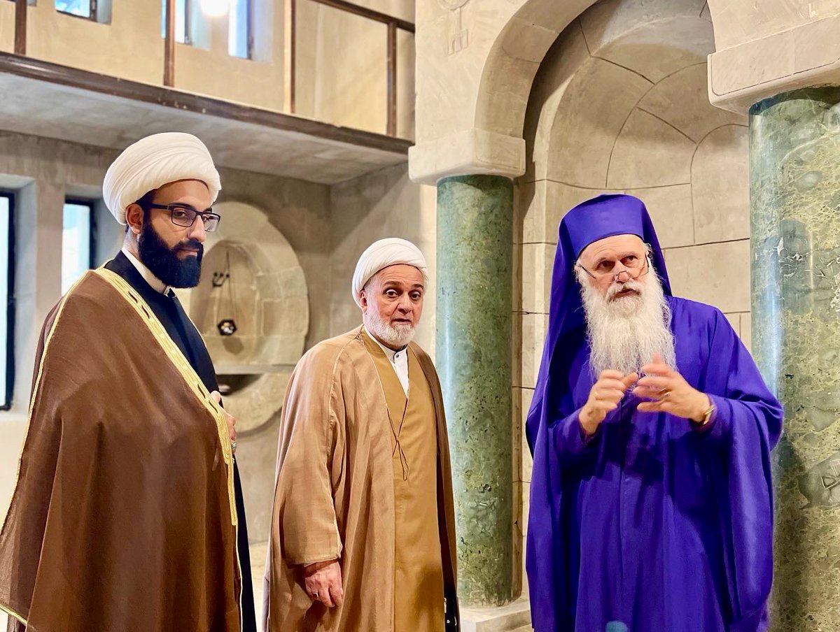 Men uchtasini mushukimga yopishtirdim. Men uchtasini mushukimga yopishtirdim.