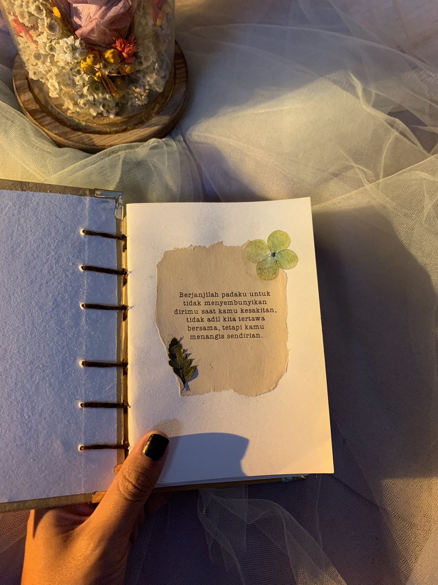 literarybase's tweet photo. Lagi nyari kado yg unik dan useful, terus nemu notebook ini, cantik bgt weyy

Bisa custom caption di cover atau tulisan di halaman pertama.

Harganya under 70k :) 
Namanya Handmade Vintage Notebook. Nama tokonya Smaragyan
Link di bawah: https://t.co/aPF7eCDFBX