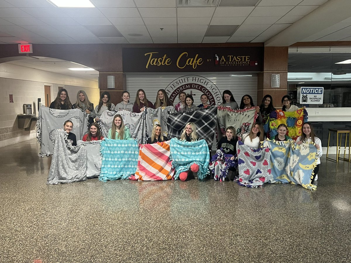 WalshJesuitWBB's tweet photo. Today the Walsh Jesuit Women’s Basketball Team took time to make blankets to donate to Children’s Hospital! Great Job ladies! https://t.co/6TaqSmJ8S7