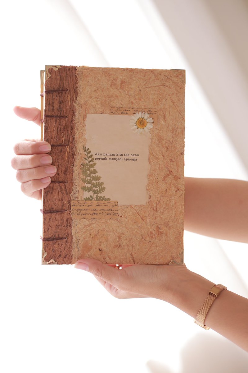 literarybase's tweet photo. Lagi nyari kado yg unik dan useful, terus nemu notebook ini, cantik bgt weyy

Bisa custom caption di cover atau tulisan di halaman pertama.

Harganya under 70k :) 
Namanya Handmade Vintage Notebook. Nama tokonya Smaragyan
Link di bawah: https://t.co/aPF7eCDFBX