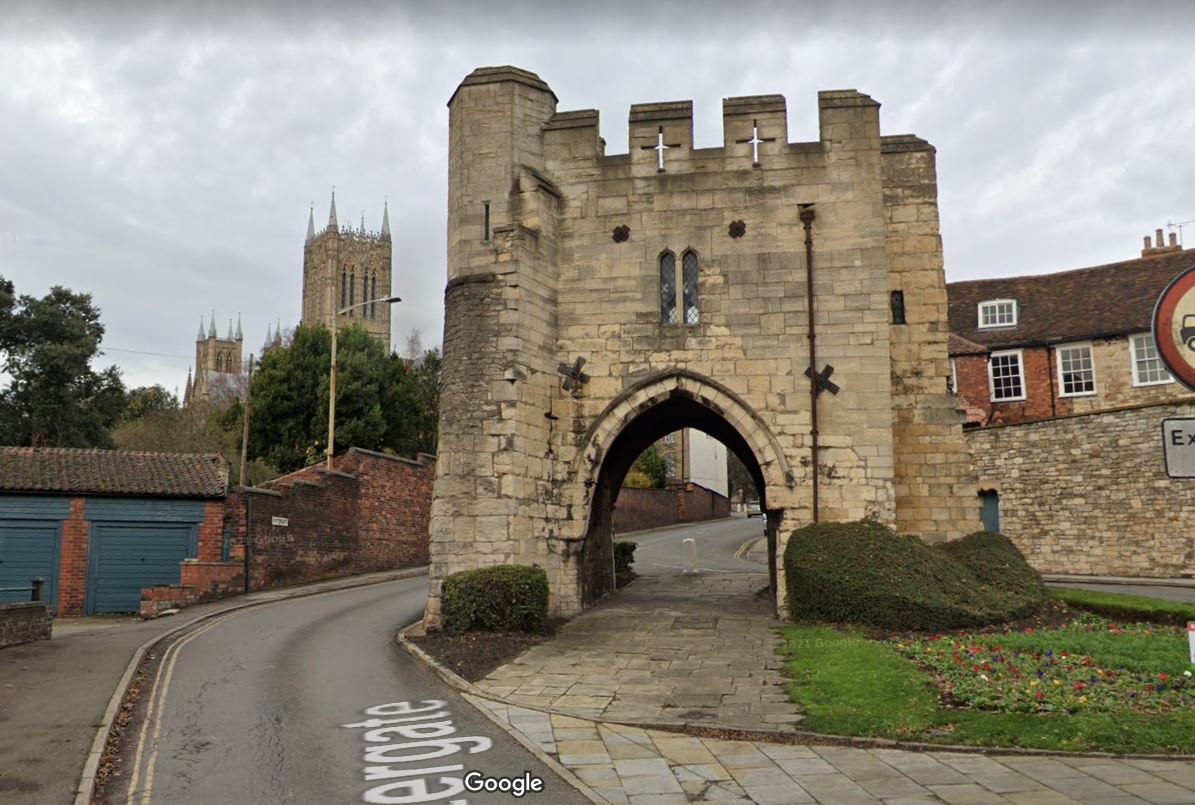 The 14C Pottergate arch, #Lincoln, before and after it was turned into a traffic island (apparently in two stages: uphill traffic bypassed it to the west/left from some point in the 19C, then downhill to the east/right at a later stage, to allow double decker buses. #UrbanHistory