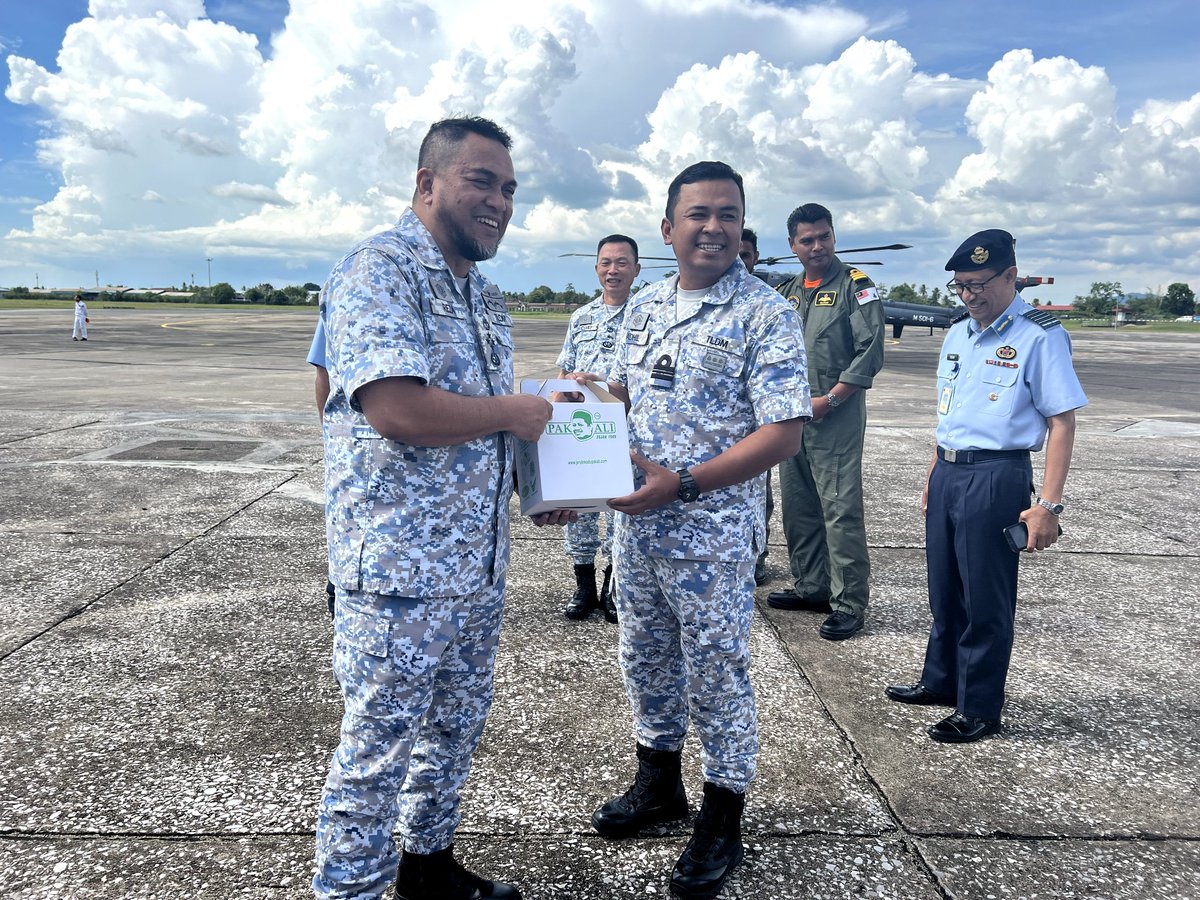 Mengambil peluang bergambar dan menyantuni kehadiran Panglima Tentera Laut di Alor Setar, Kedah. Selain Komandan KTU dan eksekutif pangkalan, turut hadir meraikan kehadiran PTL adalah Panglima Wilayah Laut 3 dan penuntut kursus penerbangan di KTU.