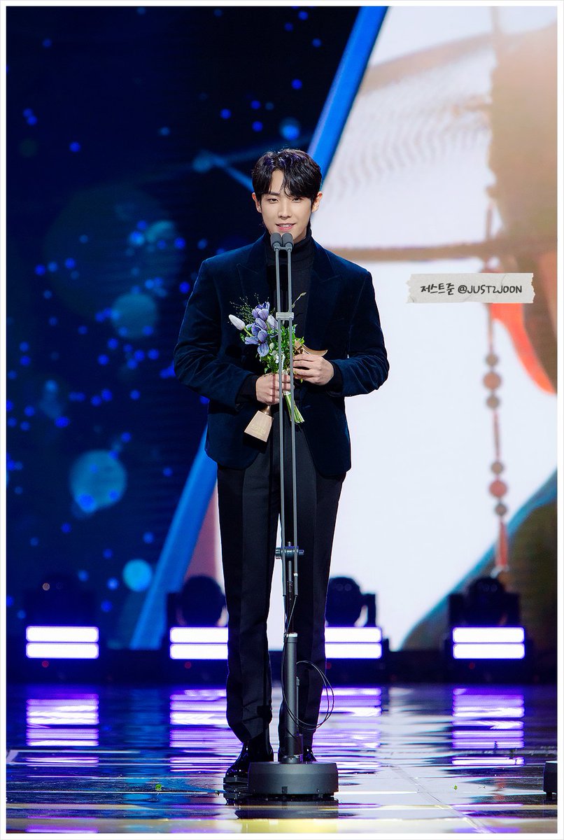 JUST2JOON's tweet photo. 𝟚𝟘𝟚𝟚𝟙𝟚𝟛𝟙 𝕂𝔹𝕊 연기대상
여름에도 예쁘더니
겨울에도 여전히 예쁘더라고요🤭
#이준 #LEEJOON 
#이창선 #2WENTY6IX https://t.co/11JsitIUVn