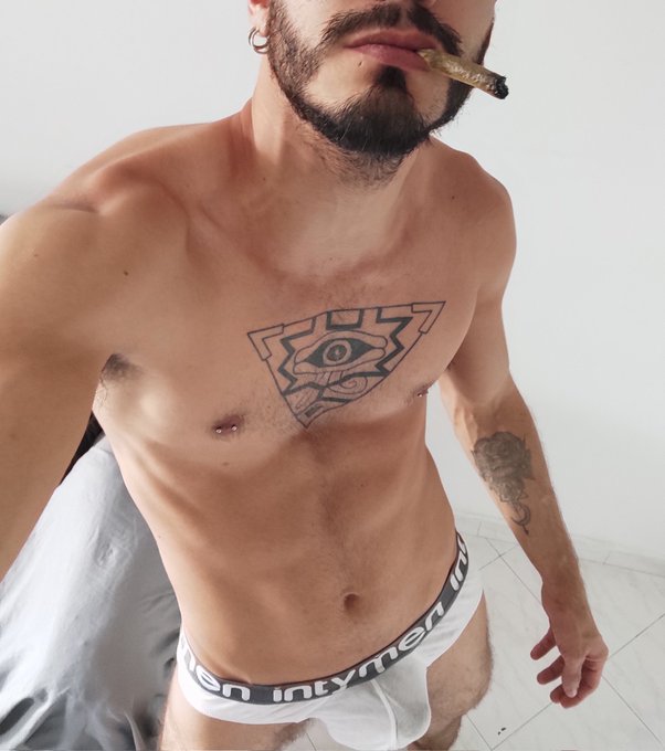 Invoco al monstruo. 
https://t.co/5ZM9c8Ojyi https://t.co/WMdeCwwROS