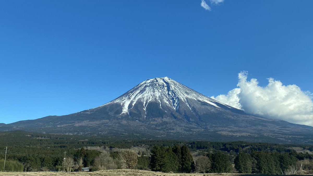 spice_chaimai's tweet photo. 明けましておめでとうございます。新年に撮影した富士山たちをお届けします。

①南側(富士市)右に宝永山がありアシンメトリー
②東側(御殿場市)宝永火口が見えるが雪の積もり方がギザギザしにくい
③西側(富士宮市)大沢崩れが見事

富士山描いてと言って宝永山を描く人はだいたい静岡出身😌 https://t.co/sA8OgYGh44