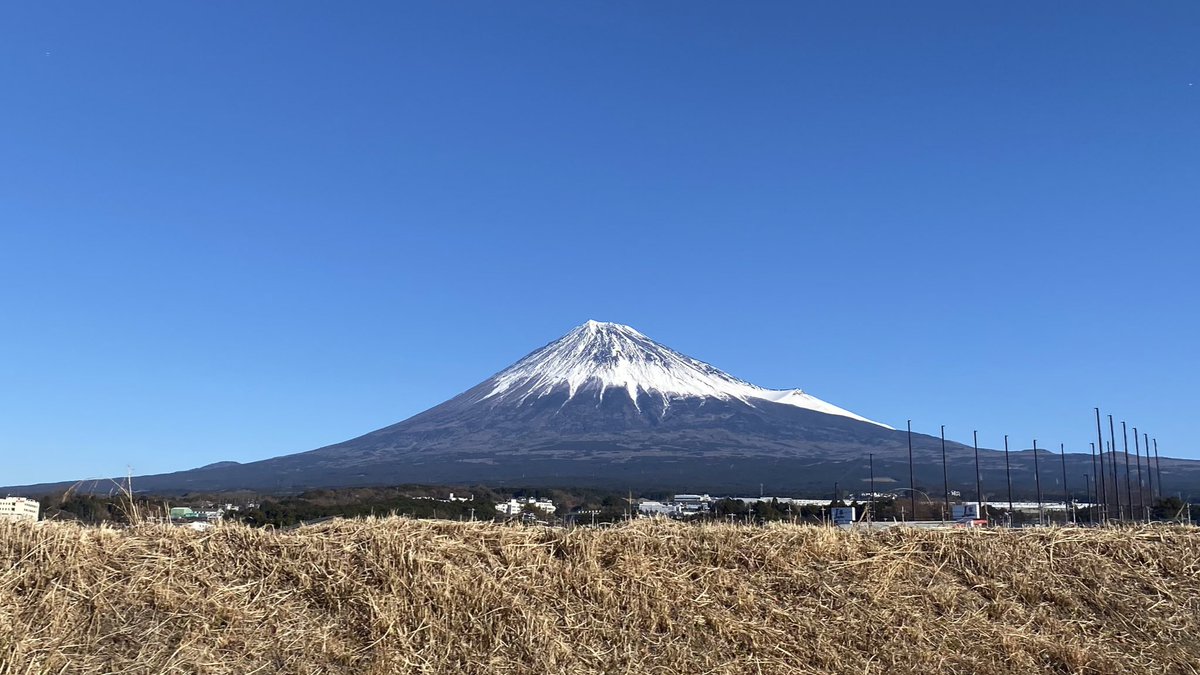 spice_chaimai's tweet photo. 明けましておめでとうございます。新年に撮影した富士山たちをお届けします。

①南側(富士市)右に宝永山がありアシンメトリー
②東側(御殿場市)宝永火口が見えるが雪の積もり方がギザギザしにくい
③西側(富士宮市)大沢崩れが見事

富士山描いてと言って宝永山を描く人はだいたい静岡出身😌 https://t.co/sA8OgYGh44