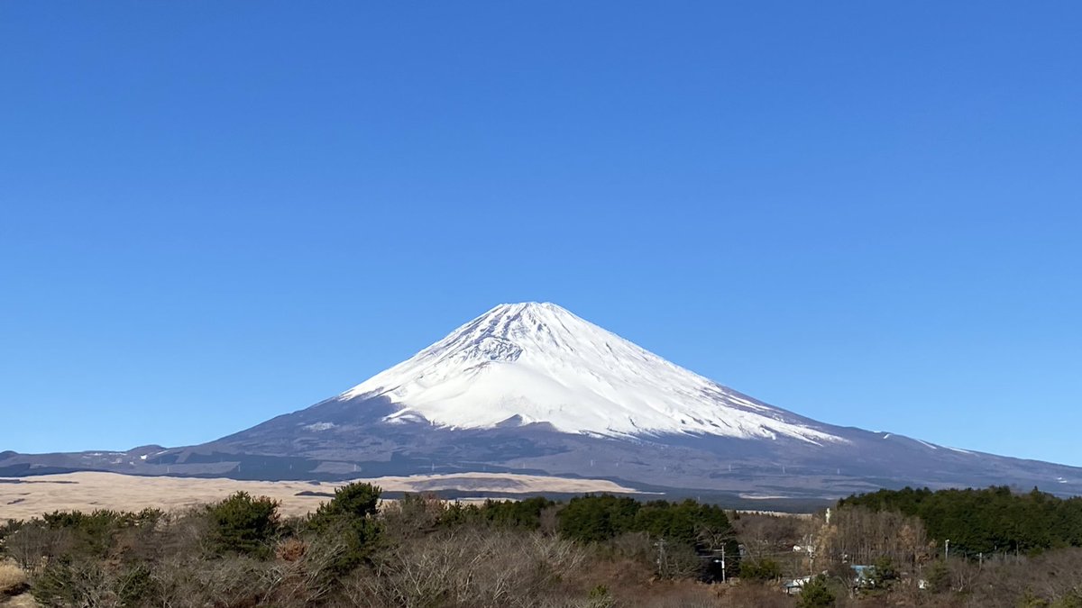 spice_chaimai's tweet photo. 明けましておめでとうございます。新年に撮影した富士山たちをお届けします。

①南側(富士市)右に宝永山がありアシンメトリー
②東側(御殿場市)宝永火口が見えるが雪の積もり方がギザギザしにくい
③西側(富士宮市)大沢崩れが見事

富士山描いてと言って宝永山を描く人はだいたい静岡出身😌 https://t.co/sA8OgYGh44