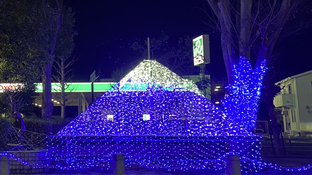 spice_chaimai's tweet photo. 明けましておめでとうございます。新年に撮影した富士山たちをお届けします。

①南側(富士市)右に宝永山がありアシンメトリー
②東側(御殿場市)宝永火口が見えるが雪の積もり方がギザギザしにくい
③西側(富士宮市)大沢崩れが見事

富士山描いてと言って宝永山を描く人はだいたい静岡出身😌 https://t.co/sA8OgYGh44