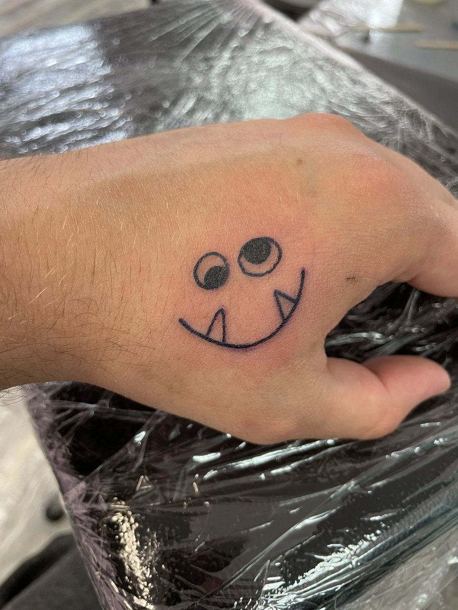 Hey_Cammie's tweet photo. So started watching Critical role for the first time almost a year ago! And itβs now become one of my favourite shows! And to celebrate I got the Captain Tusktooth tattoo that Jester created!
@CriticalRole @LauraBaileyVO @WillingBlam #CriticalRole #captaintusktooth https://t.co/Rt0LOx2Dvr