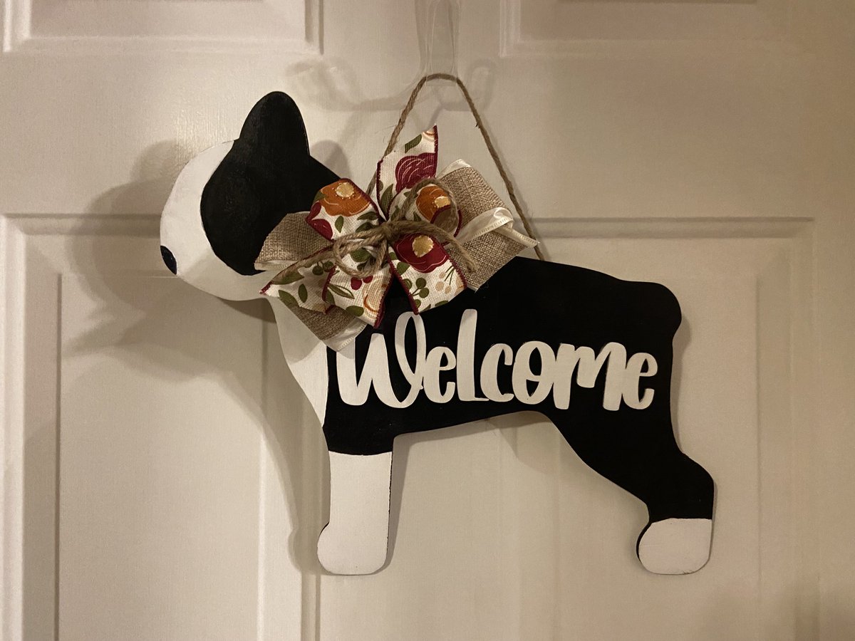 sonya_cam's tweet photo. Daisy approves of the new door hanger I made for our front door. She smiled when she saw it https://t.co/YVLxkefT04