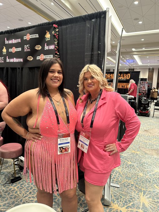 I got to see ms @Breanakhalo today it her cute outfit #avnexpo https://t.co/ZDb5bYEczK