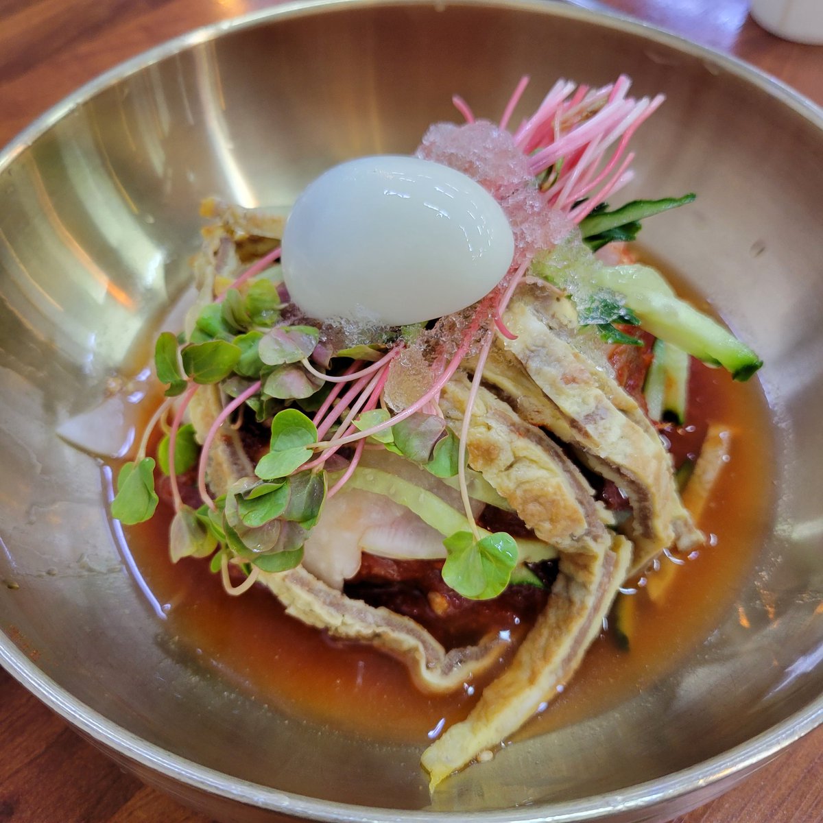 hanshokuka_sako's tweet photo. 📍釜山・南浦洞

「육전밀면」
🍴육전비빔밀면

📝釜山名物ミルミョンのおすすめ店！こちらのお店の特徴は麺の上の"肉チヂミ"トッピング😋観光地からのアクセス良好です👍

🚃①号線자갈치(チャガルチ)駅7番出口から徒歩4分
🚕부산 중구 남포길 5-1

#韓国旅行 #韓国グルメ #釜山グルメ #韓食家_sako https://t.co/X2itucDP7V