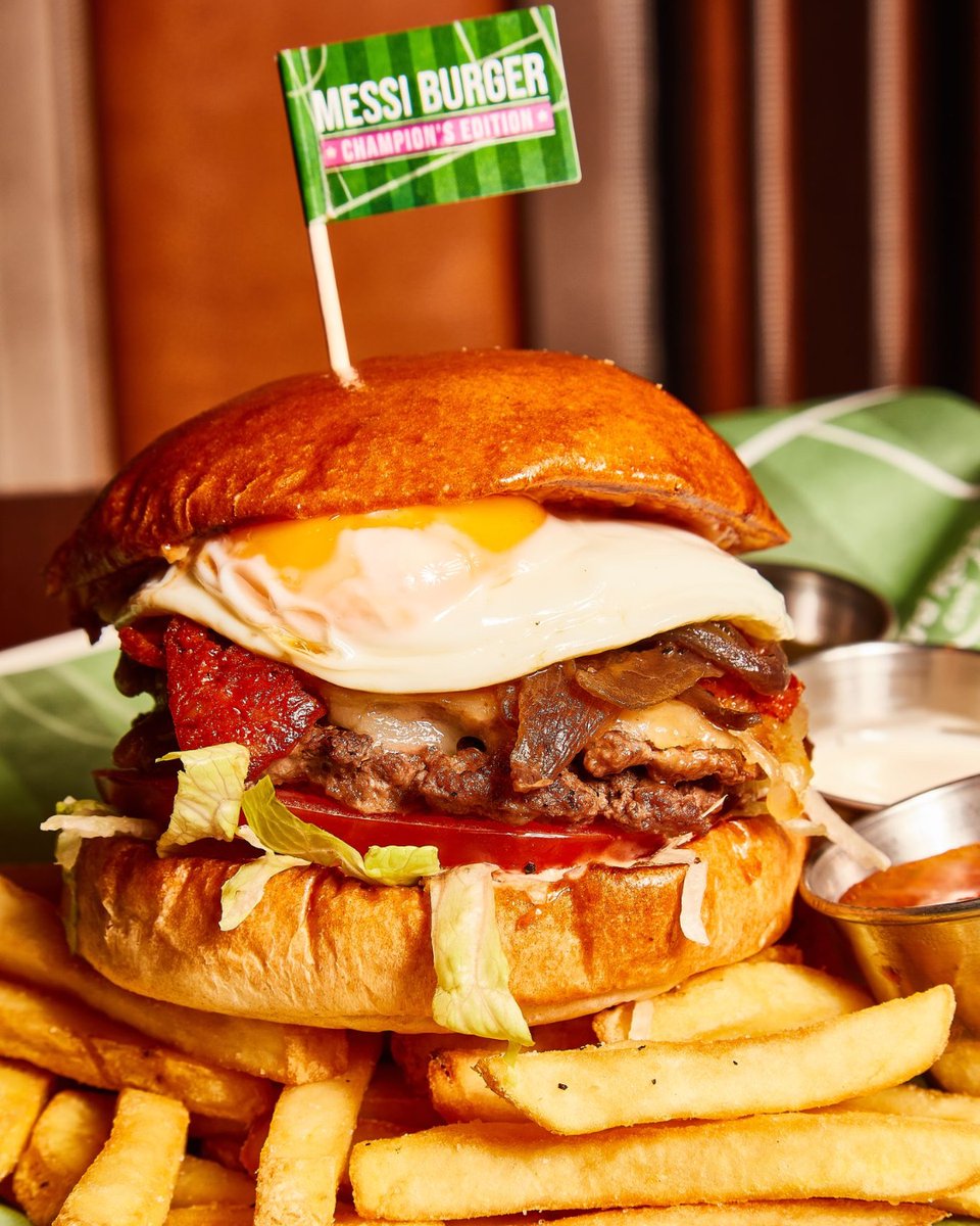lvlightsfc's tweet photo. If you're in Vegas this weekend and are hanging out on the Strip, stop by with our friends at the @HardRock Cafe to get a  #Messi Burger CHAMPION'S EDITION! #VivaLights ⚽️🎉 #VivaMessi #VivaHardRockCafe https://t.co/iuFdzjgZ7F