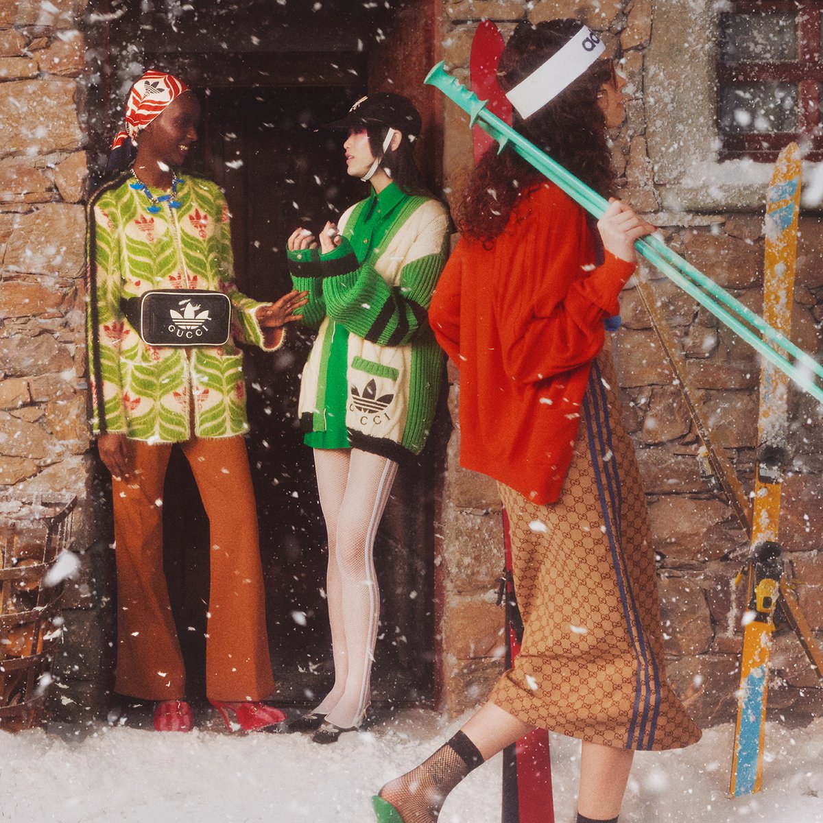 gucci_jp's tweet image. #adidasxGucci コレクションの新作が、#GucciApresSki 広告キャンペーンに登場。先行発売アイテムを公式オンラインショップでチェックして。
on.gucci.com/GucciApresSki_…

Photographer: @MarkPeckmezian
Art Director: #ChristopherSimmonds