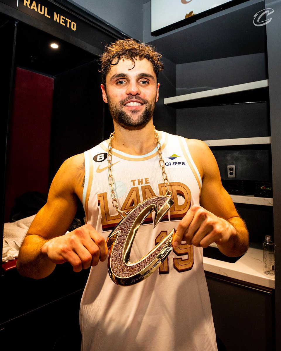 cavs_br's tweet photo. É O BRASIL, PORRA 🇧🇷🇧🇷🇧🇷 

A Junkyard Dog Chain desta noite foi para o nosso brasileiro Raulzinho! Nos momentos que o Cavs mais precisou de ajuda, ele apareceu e manteve o time vivo. Merecido demais 👏🏻🙌🏻🔥 #LetEmKnow https://t.co/jnirYM8jY6