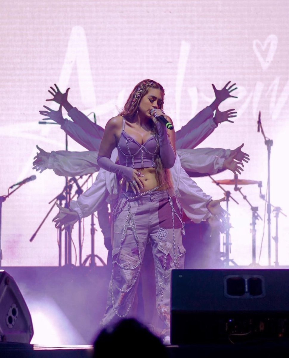 MelyAnd14's tweet photo. @premiolonuestro Nominen a 💜Andreina Bravo 💚 @andreinabravo11 🤍❤️‍🔥 #PremioLoNuestro es ganadora de #ArtistaTendencia https://t.co/5ruSjxMlxc