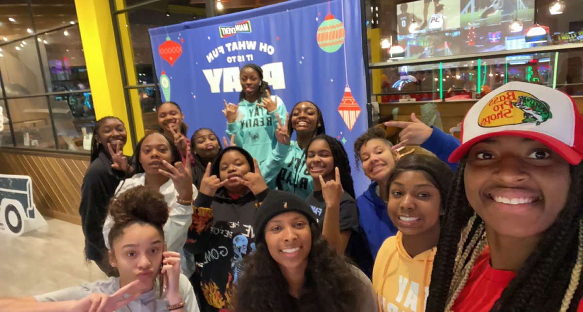 Coach_MarcWill's tweet image. Team Bonding at it’s Finest‼️ Amazing group of young women. Pleasure and joy to be around. New season starts Friday.
#17Left #4Goals #WhyNotUs #BiggerThan🏀