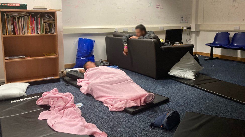 SOLAARTS's tweet image. Calls for public inquiry into abuses at Manston asylum centre in Kent.
Asylum seekers involved in the claim include; a young woman who said she was forced to sleep on the floor close to men she did not know in filthy and degrading conditions for 21 days; 
#manston
@action.asylum