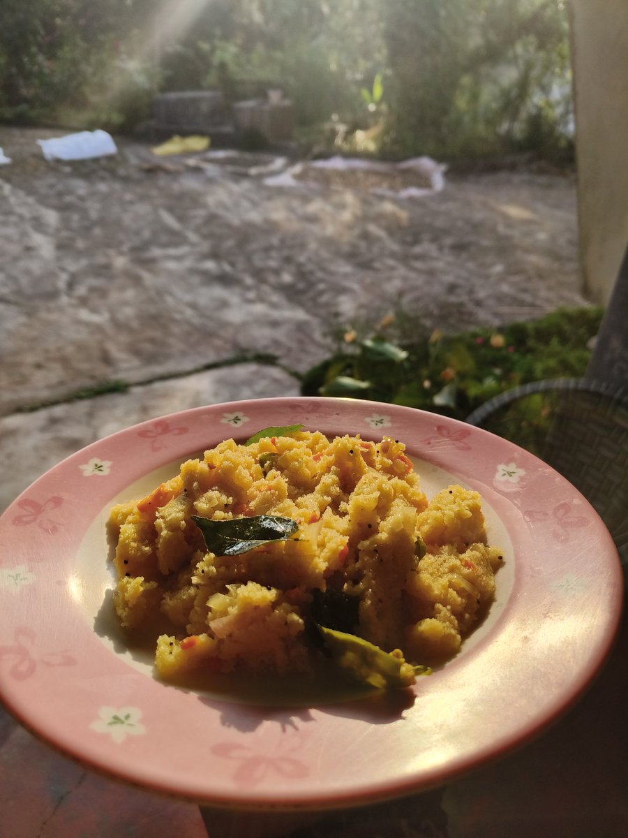 Carefully roasted coarse semolina and cooking it in boiling water with oodles of flavor by adding fresh vegetables, a hint of spice, and lots of love...ಉಪ್ಪಿಟ್ಟು ಮಾರ್ರೇ
#RajsKitchen #sunkissed