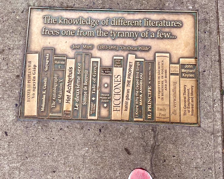 CometaHosh's tweet photo. Hoy me despido con una imagen de las cosas que amo observar en viajes ✨✨
¿Hoy de qué se trata?
Eso que está a la vista de todos y pocos observamos, pero son testigo de nuestro paso.
#LibraryWalk #NYC
#BuenasNoches #DulcesSueños https://t.co/1AjVR8sNxZ