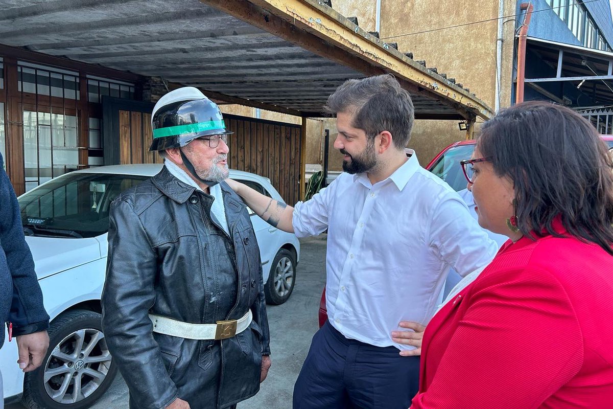 TerceraValdivia's tweet photo. En un día histórico para nuestra Compañía, recibimos a S.E el Presidente de la República @GabrielBoric , en compañía de la Alcaldesa de @munivaldivia doña @Carla_Amtmann y la @DPRLosRios doña @carlapenarios ; instancia donde la Autoridad reconoció nuestra labor
#Valdiviacl https://t.co/SbAXw1pnEo