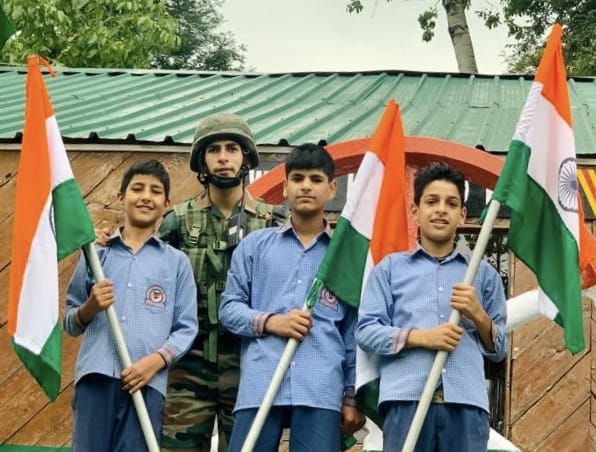 KupwaraTerriers's tweet photo. Today we come together, be the cause for unity, make it a beautiful day, fight against corruption and hoist the #Tricolour of our nation high in the air. Inshallah Together always and forever. 
#BeautifulFeeling #CLX #05JAN22KT #IndianArmyInKashmir  @adgpi @NortherncomandIA @Chin https://t.co/OvLiYDg35U