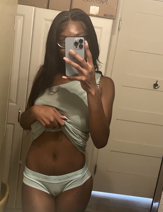 who wants to taste sweet chocolate?  https://t.co/gUXE8LVjib https://t.co/IBRga2AAUJ