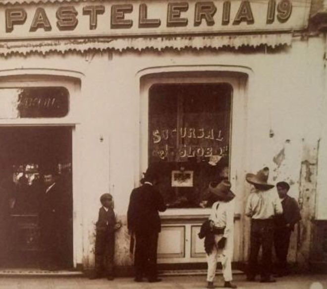 Pastelería el Globo abierta en 1884 en la esquina de Bolivar y Madero, por la familia Tenconi de origen italiano, este establecimiento pasó rápidamente a ser del gusto de la aristocracia Porfiriana. #RoscaDeReyes #HistoriasDeFamilia #Historia