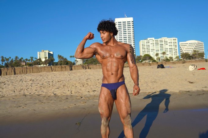 Muscle sex on muscle beach? 😅 https://t.co/8ZG5fqpl0q https://t.co/WvCB6nSA5Z