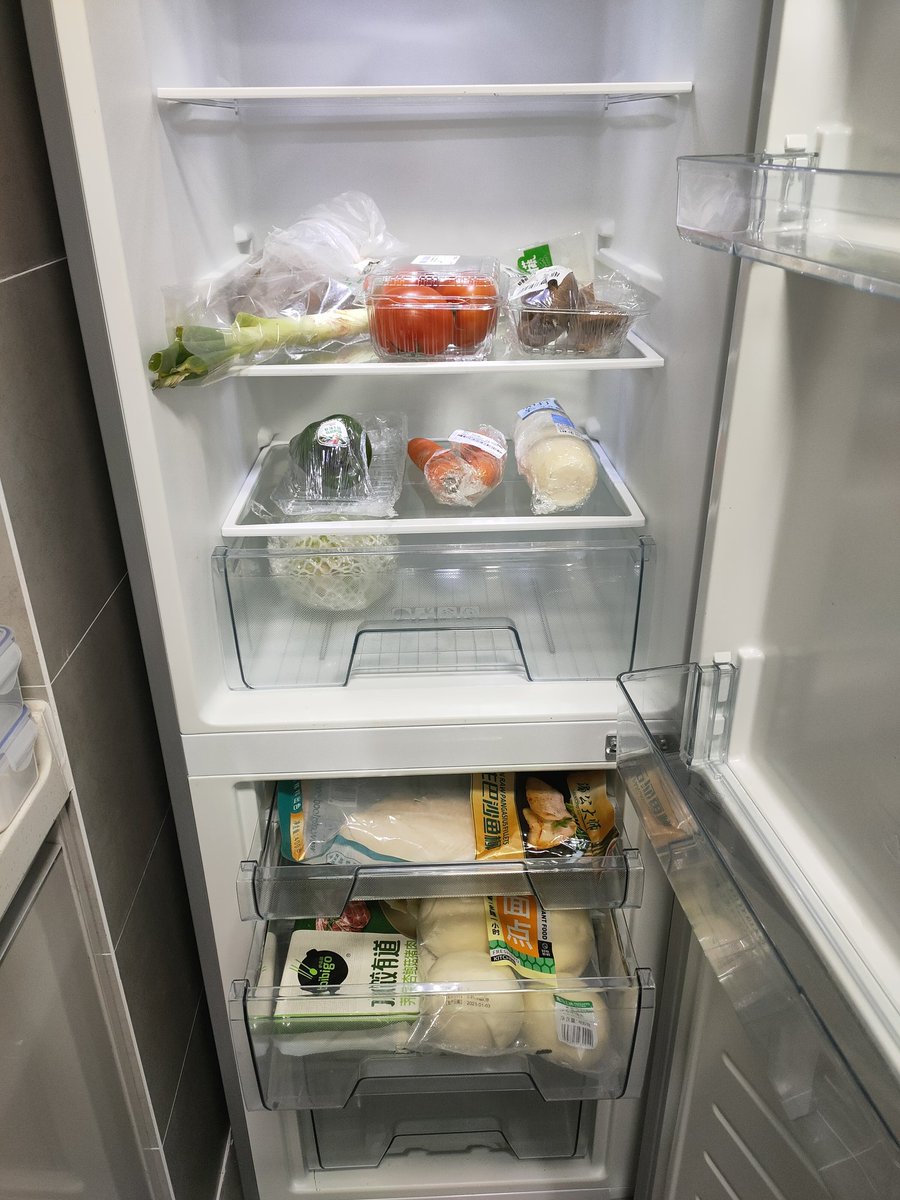 dojinosuke's tweet photo. 冷凍食品もモウマンタイ!
今日はソフトだけなので在宅ワーク。
Hema Freshのアプリから食材を購入し、自宅に送ってもらいました。(追加は包装費0.1元のみで、送料は無料)
で、冷凍食品を買ってしまったので、深セン戻って1ヶ月目でついに冷蔵庫の電源ON!
#蒸し器
#冷凍食品
#HemaFresh
#盒马鲜生 https://t.co/U7YE96zv94