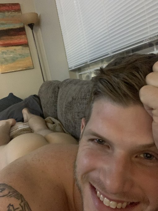 2 pic. Who wanna take a selfie with me? ? https://t.co/uCih2tG4aM