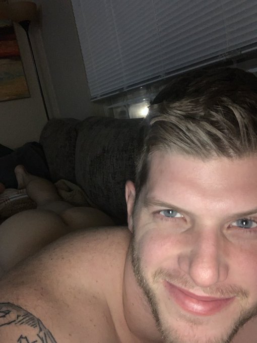 1 pic. Who wanna take a selfie with me? ? https://t.co/uCih2tG4aM