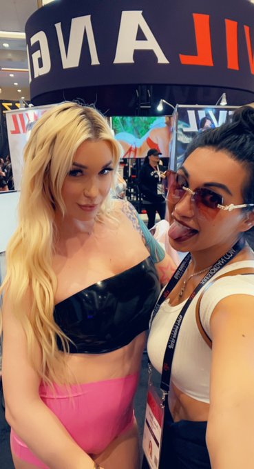 After almost 3 years i get to hug my sis.   @AUBREYKATEXXX https://t.co/qVkippDzt3<a class="tags" href="/tag/aubreykatexxx">@aubreykatexxx</a>