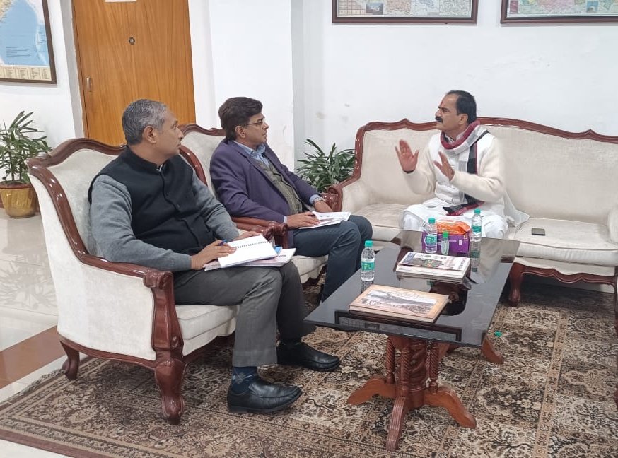 ECRlyHJP's tweet photo. दरभंगा के माननीय सांसद श्री गोपाल जी ठाकुर ने दिनांक 04.01.2023 को  पूर्व मध्य रेल के महाप्रबंधक श्री अनुपम शर्मा के साथ बैठक की । बैठक में दरभंगा सहित मिथिलांचल की रेल विकास परियोजनाओं एवं यात्री सुविधा से जुड़े कई मुद्दों पर गहन चर्चा हुई । https://t.co/aNWt9zEi7t