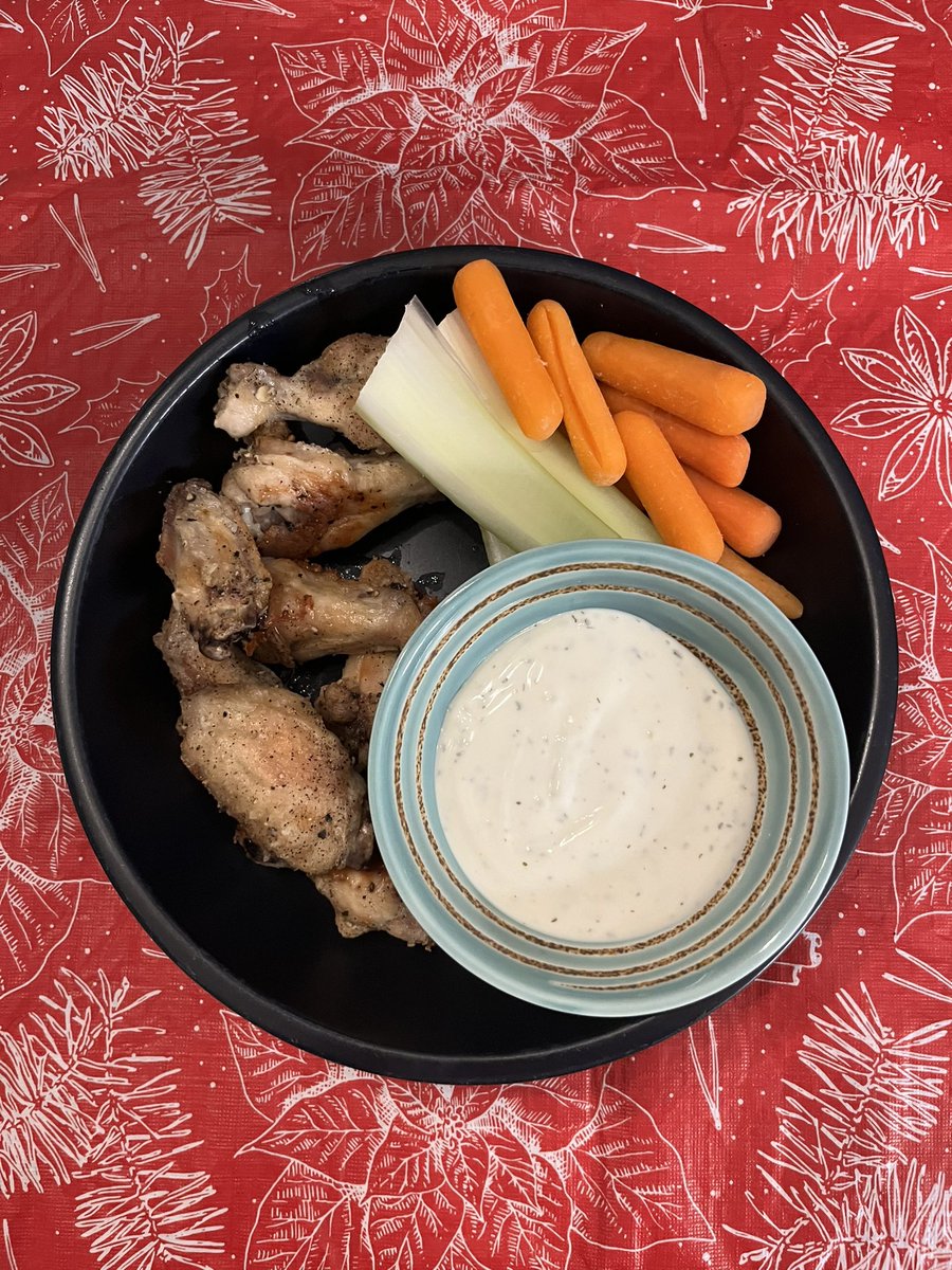 ConnorMiskiman's tweet photo. Who says you need a sports bar to enjoy wings on Wing Wednesday? 😋 #wednesday #wingwednesday #wings #WINGS #Food #Foodie #yum https://t.co/alOwFNjukd