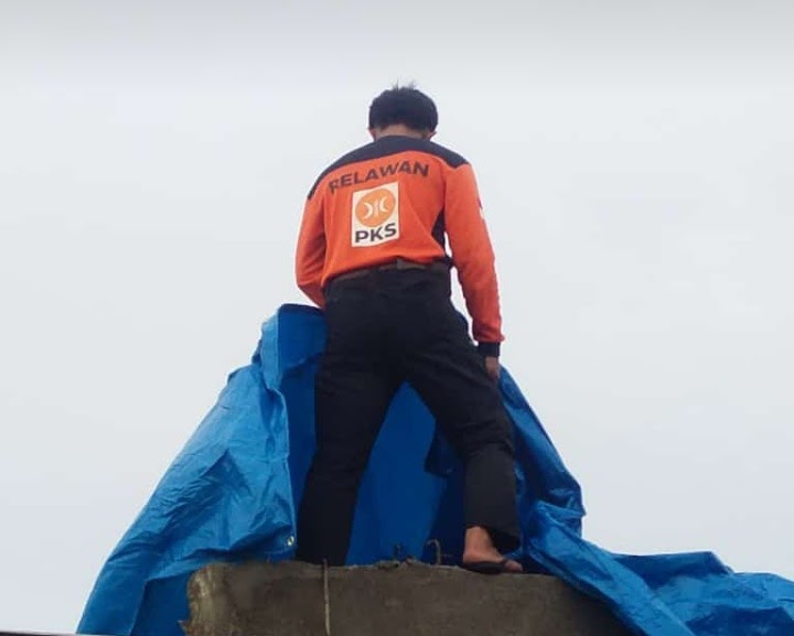 PKSejahtera's tweet photo. Relawan PKS Gowa Turun ke Lokasi Bencana Banjir https://t.co/WriDagDyF6 https://t.co/JEmmEOCL7i