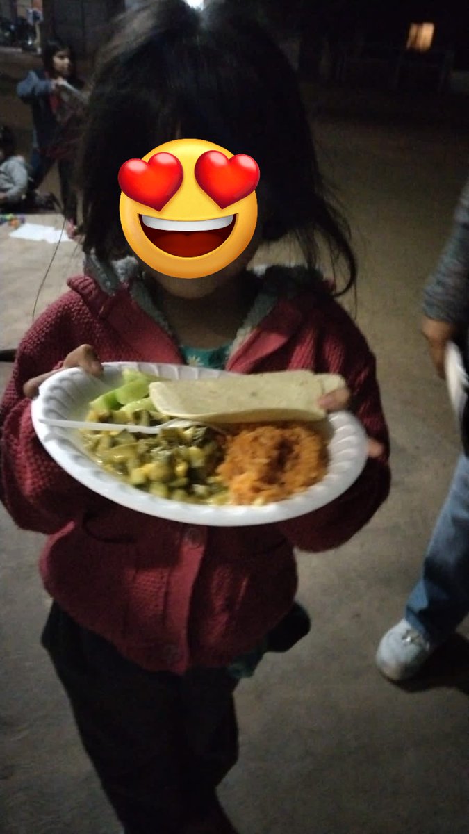 abrazandosonri1's tweet photo. Tenemos a un niño que se le guarda su cena el ayuda asu mamá con venta de bollitos para el sustento de la casa es madre soltera y llega tarde pero siempre le tenemos su cena esperándolo @_VicenteSerrano @YvonneMo3 @yosoypaulinav @jportillon @RiverNatasha @Edgarmolinas https://t.co/UiT2ksAqP3