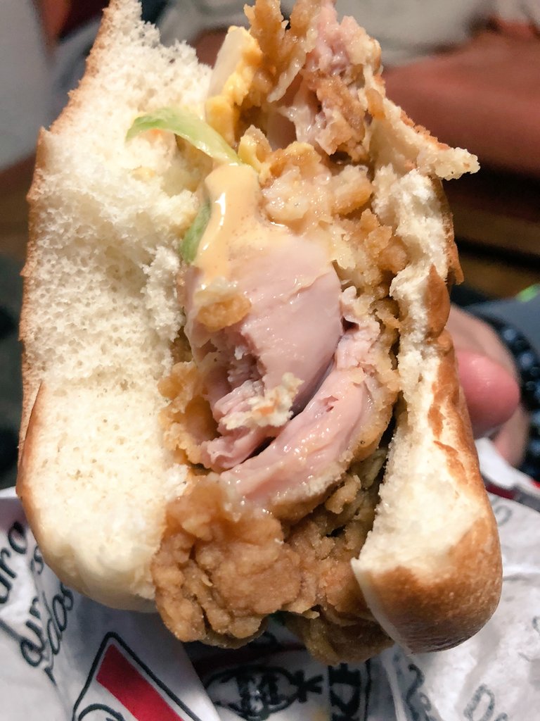 JaimeLopez4343's tweet photo. Es una aberración tener que esperar 45 minutos en sucursal por una hamburguesa que viene cruda a tal grado de tener el pollo así de rosa, ésto en la sucursal de Perinorte/Cuautitlán Izcalli. Ahora quien me repone la gastada en su paquete?? @KFC_MEXICO #crudo #pollocrudo #KFC https://t.co/kwR4oY1nFM