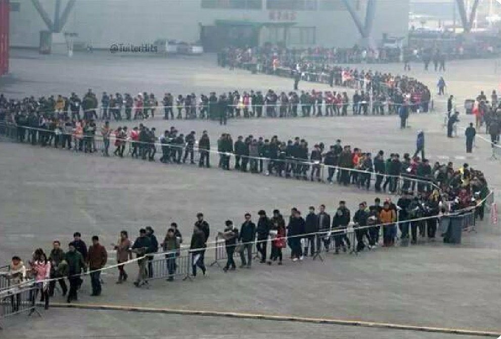 Los revendedores malparidos mañana temprano, acaparando las roscas de reyes del Costco.