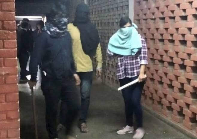 RoflGandhi_'s tweet photo. It's the second anniversary of Komal Sharma's disappearance after the 5th January 2020 JNU attack. 

@DelhiPolice is unable to trace her or maybe she is that Nidhi in Kanjhawala case. https://t.co/Cm8jB5fyQY